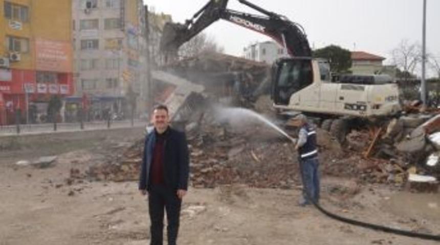 Gemlik Meydanına Nefes Aldıran Yıkım