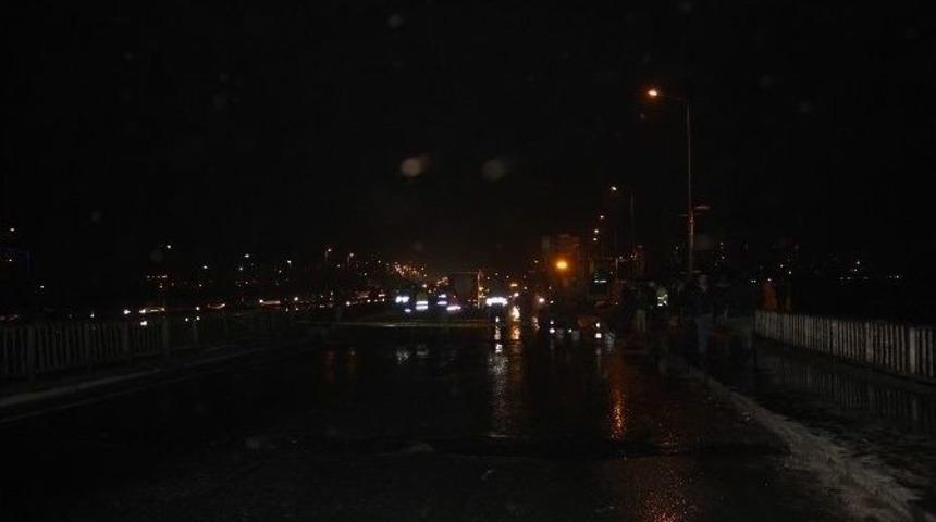 G&ouml;&ccedil;&uuml;kten Kapanan E-5 Trafiği Avcılar İstikametine Y&ouml;nlendirildi