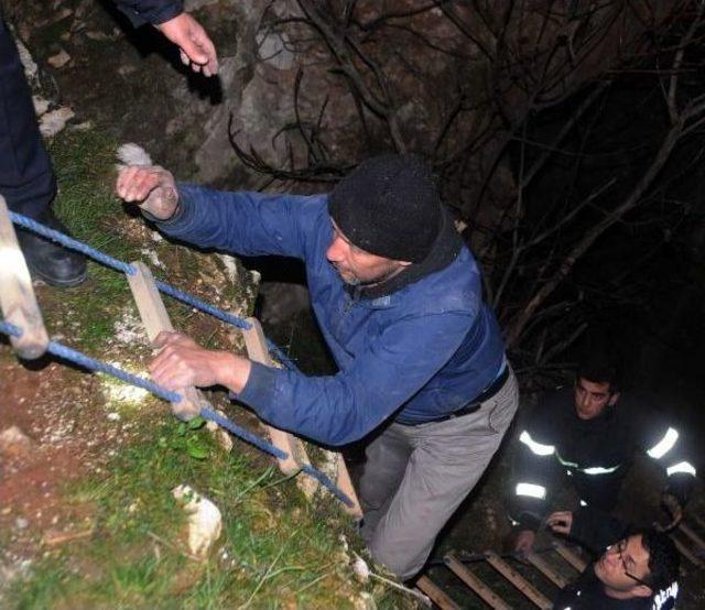 Köpeği Kurtarmak Için Girdikleri Mağarada Mahsur Kaldılar