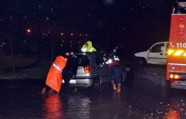 Sağanak Yağış Keşan’da Yolları Göle Çevirdi