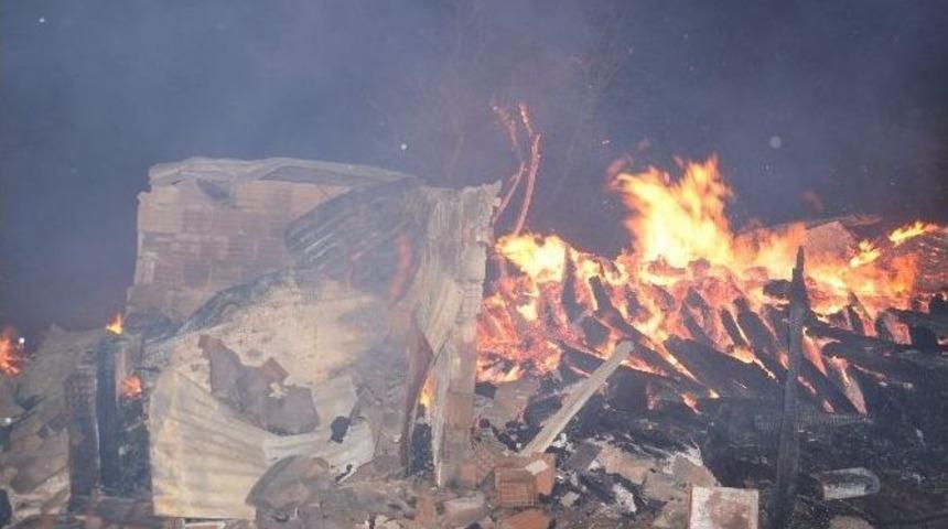 Yakakent&rsquo;te Yangın: 7 Ev K&uuml;l Oldu
