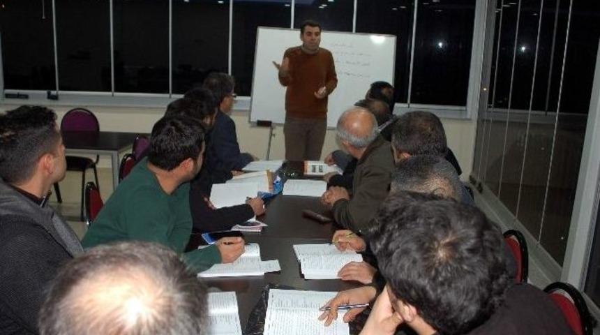 Suriye&rsquo;deki Savaştan Ka&ccedil;an Nemr, Adıyaman&rsquo;da Arap&ccedil;a Kurs A&ccedil;tı