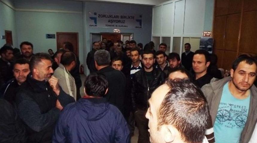 İş Umudu Kuyruk Oluşturdu