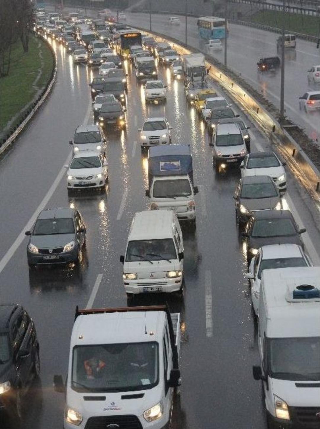 İstanbul&rsquo;da Yağmur Trafiği