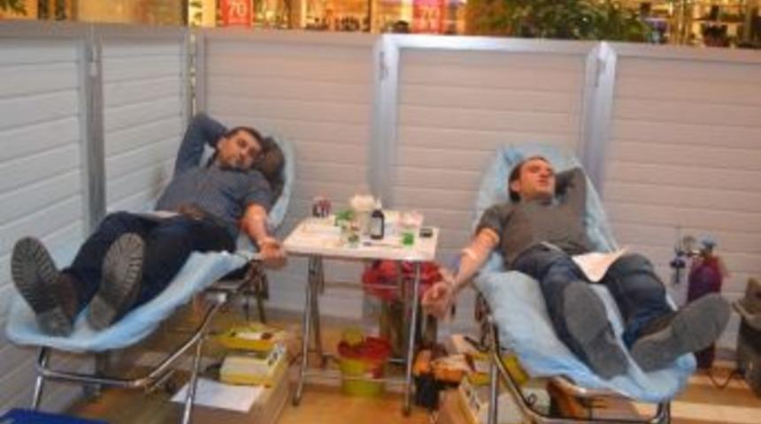 Piazza Ziyaret&ccedil;ilerinden Kızılay&rsquo;a Kan Bağışı