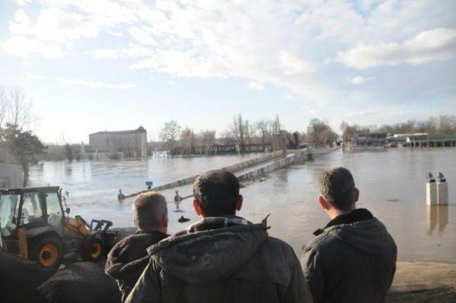 Edirne'de Su Taşkınları Karağaç'ta Ulaşımı Etkiledi