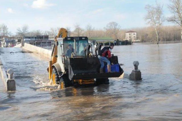 Edirne'de Su Taşkınları Karağaç'ta Ulaşımı Etkiledi