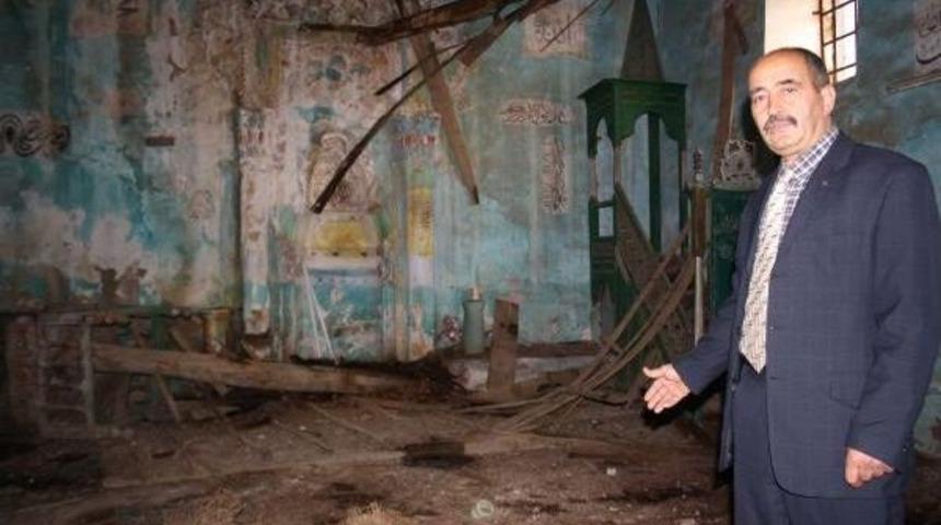 8 Asırlık Cami Onarım Beklerken &Ccedil;atısı &Ccedil;&ouml;kt&uuml;