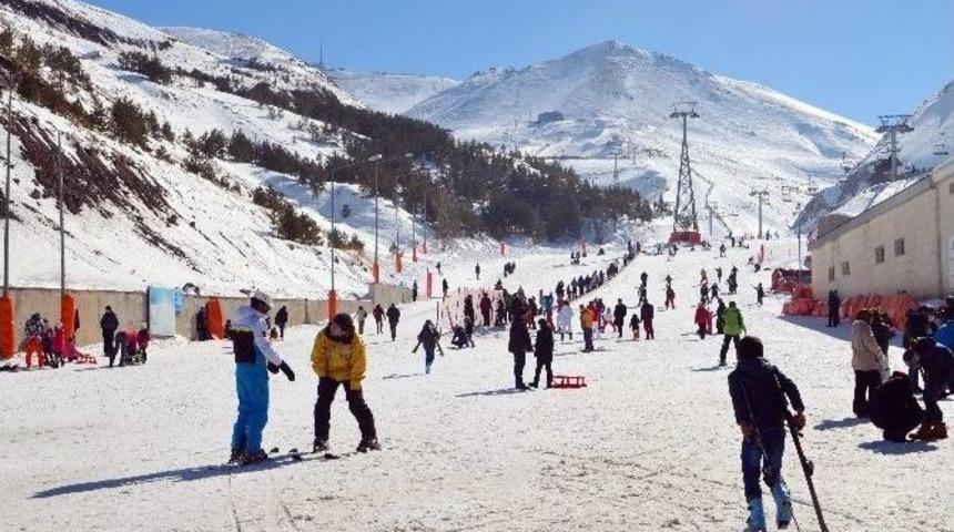 Paland&ouml;ken&rsquo;de G&uuml;neşli Havada Kayak Ve Kızak Keyfi