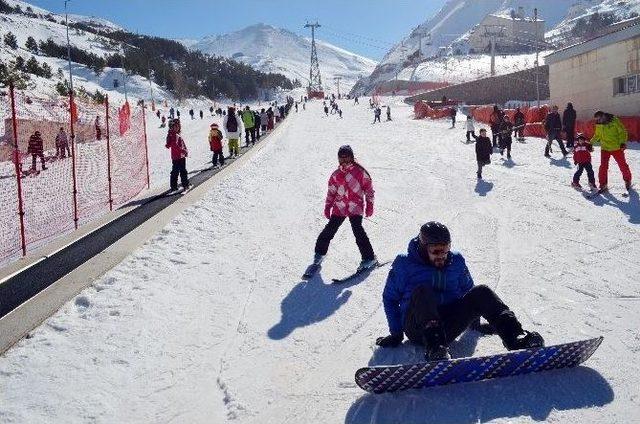 Palandöken’de Güneşli Havada Kayak Ve Kızak Keyfi