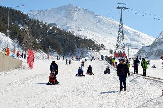 Palandöken’de Güneşli Havada Kayak Ve Kızak Keyfi