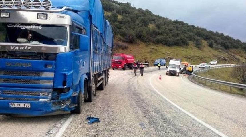 Tır'la Otomobil &Ccedil;arpıştı: 1 &Ouml;l&uuml;, 3 Yaralı