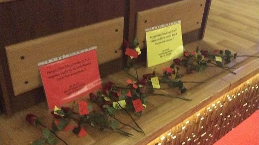 Ş&uuml;kr&uuml; Gen&ccedil;&rsquo;e, Kırmızı G&uuml;ll&uuml; &ldquo;charlie Hebdo&rdquo; Protestosu