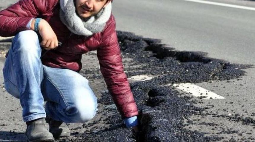 Çanakkale- İzmir Karayolu'nda Korkutan Çatlak