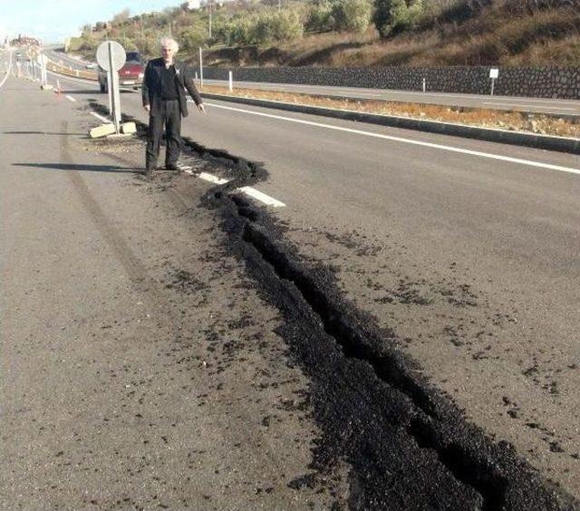 Çanakkale- İzmir Karayolu'nda Korkutan Çatlak