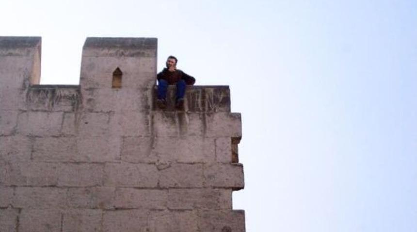 Eşinin Aldattığını Iddia Ederek Surlara &Ccedil;ıktı