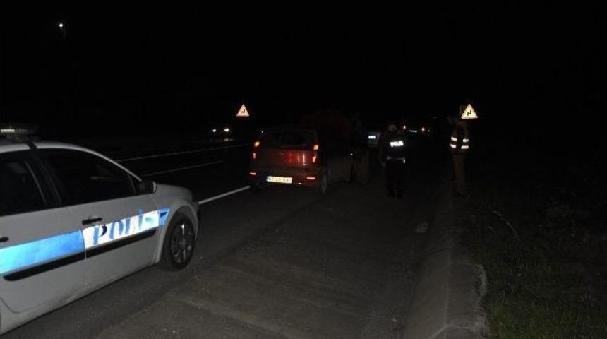 Karayolunda İlerleyen Otomobilin &Uuml;zerine Taş D&uuml;şt&uuml;