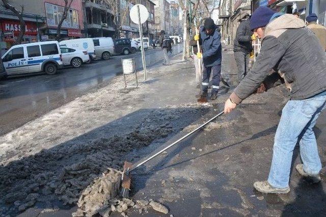 Kars Belediyesi Kar Ve Buz Temizleme Seferberliği Başlattı