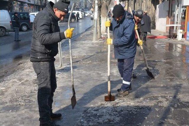 Kars Belediyesi Kar Ve Buz Temizleme Seferberliği Başlattı