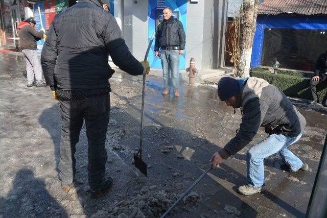 Kars Belediyesi Kar Ve Buz Temizleme Seferberliği Başlattı