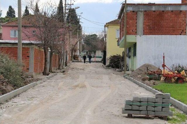 Develi Mahallesi Bağlantı Yoluna Kilit Parke Taşı Döşeniyor