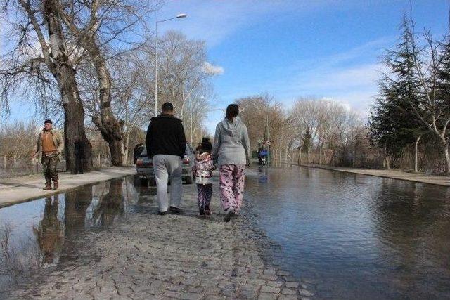 Selde Mahsur Kalan Mahalle Halkı Kurtarılmayı Bekliyor