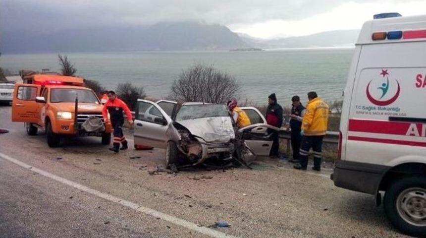 Otomobil İle Tır &Ccedil;arpıştı: 1 &Ouml;l&uuml;, 3 Yaralı