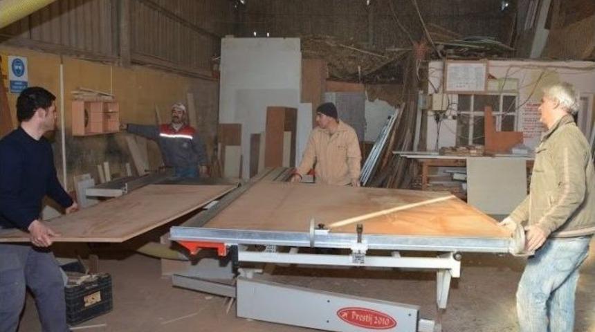 Marangoz At&ouml;lyesi K&ouml;rfez İ&ccedil;in &Ccedil;alışıyor