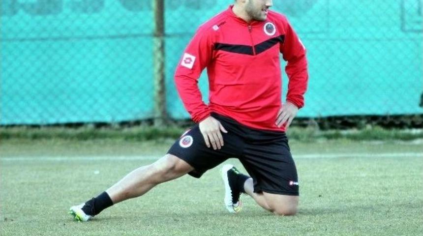 Gen&ccedil;lerbirliği&rsquo;nin Yeni Forveti Ayağının Tozuyla İlk Antrenmanına &Ccedil;ıktı