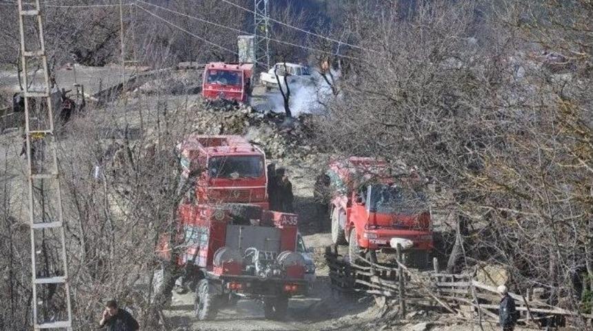 Yakakent&rsquo;te 8 Evi K&uuml;l Eden Yangın S&ouml;nd&uuml;r&uuml;ld&uuml;