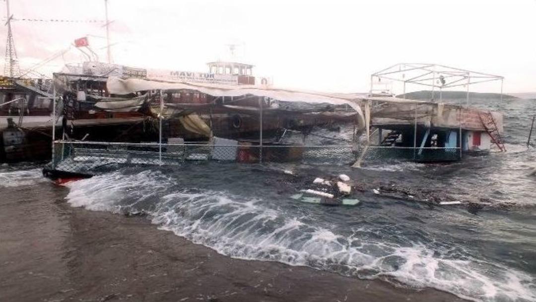 Lodos 20 Metrelik Tekneyi Batırdı