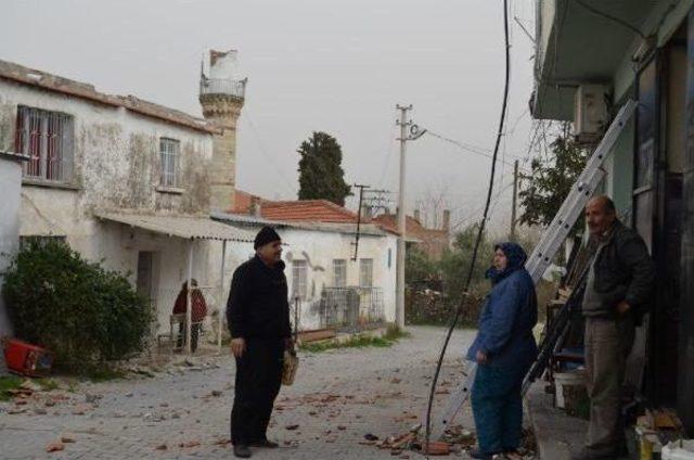 Aliağa'da 695 Yıllık Cami Minaresi Külahı Devrildi