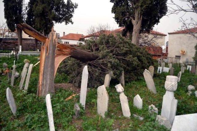 Aliağa'da 695 Yıllık Cami Minaresi Külahı Devrildi