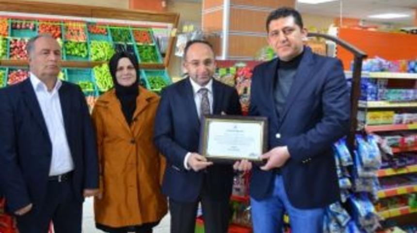 Başkan &Uuml;z&uuml;lmez&rsquo;den Hipay Markete &Ouml;rnek İş Yeri Belgesi