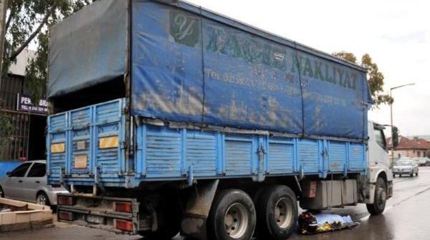 Kamyonun Altında Can Verdi