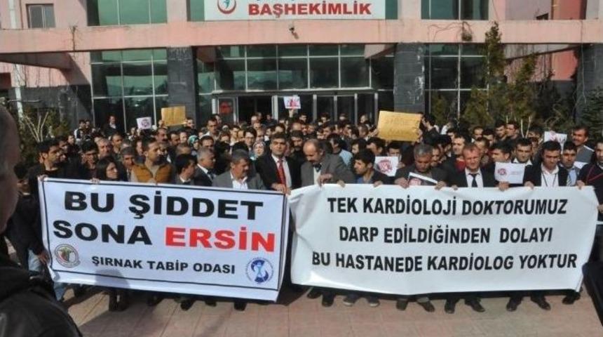 Şırnak&rsquo;ta Bir Doktorun Darp Edilmesi Protesto Edildi
