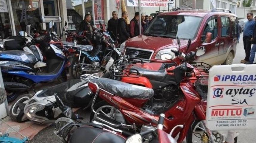 Sinop&rsquo;ta Bayan S&uuml;r&uuml;c&uuml; D&uuml;kkana Daldı: 2 Yaralı