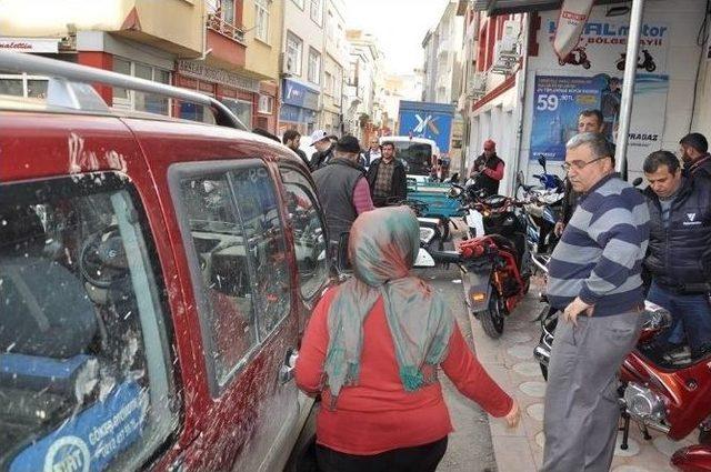 Sinop’ta Bayan Sürücü Dükkana Daldı: 2 Yaralı