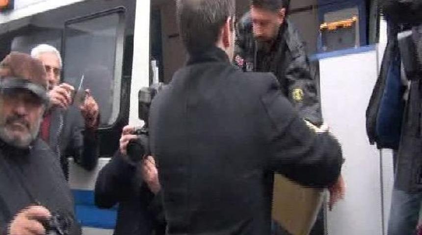 Beykoz'da Depoya Baskın: 3 Bin Kutu Ka&ccedil;ak Ila&ccedil; Ele Ge&ccedil;irildi