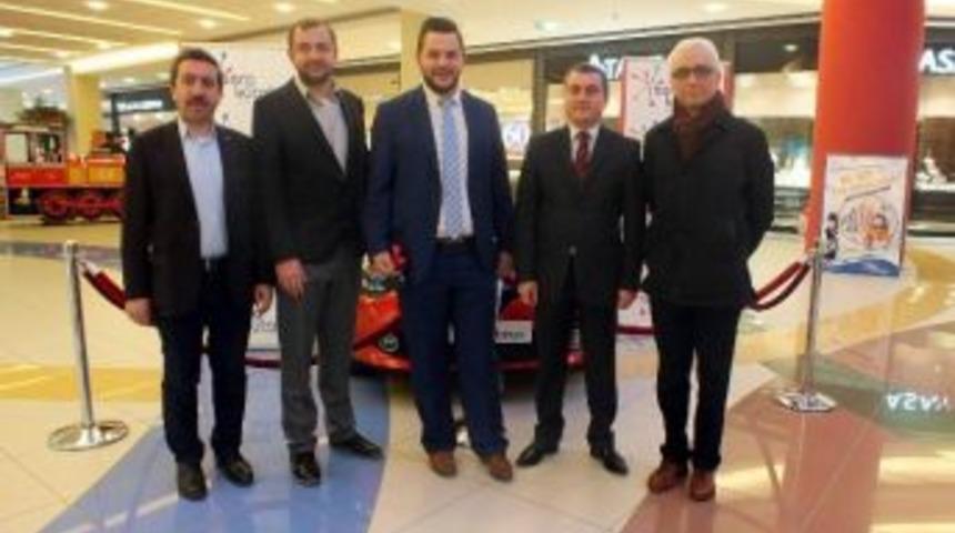 Alış Veriş Merkezinden Kazandığı Otomobili Vakfa Bağışladı