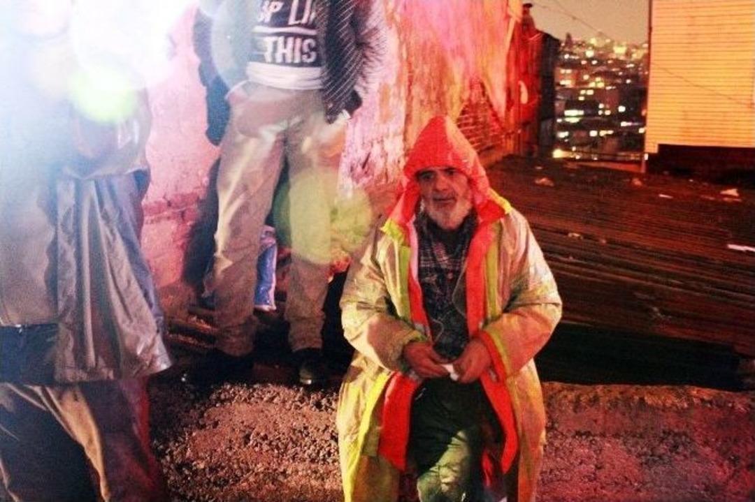 Yaşlı Adam, &Ccedil;aresizce Evinin Yanışını Seyretti