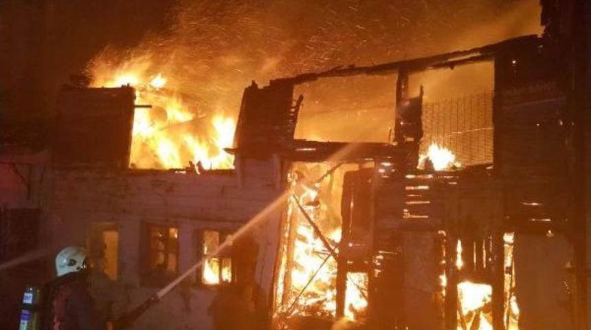 Beyoğlu'nda 2 Katlı Ahşap Bina Alev Alev Yandı