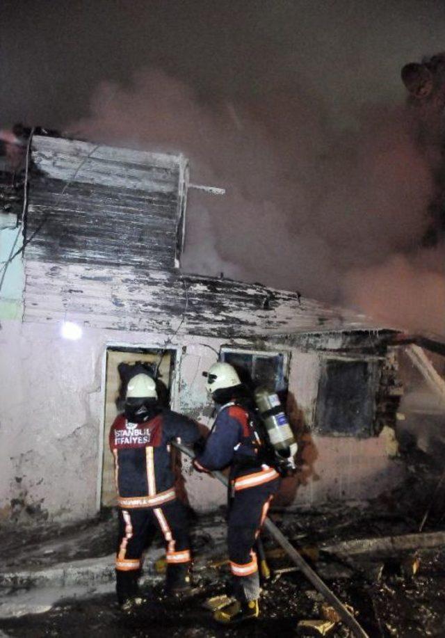 Beyoğlu'nda 2 Katlı Ahşap Bina Alev Alev Yandı