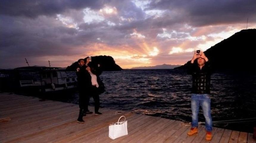 Fırtınalı Havada G&uuml;n Batımı &Ouml;z&ccedil;ekimi