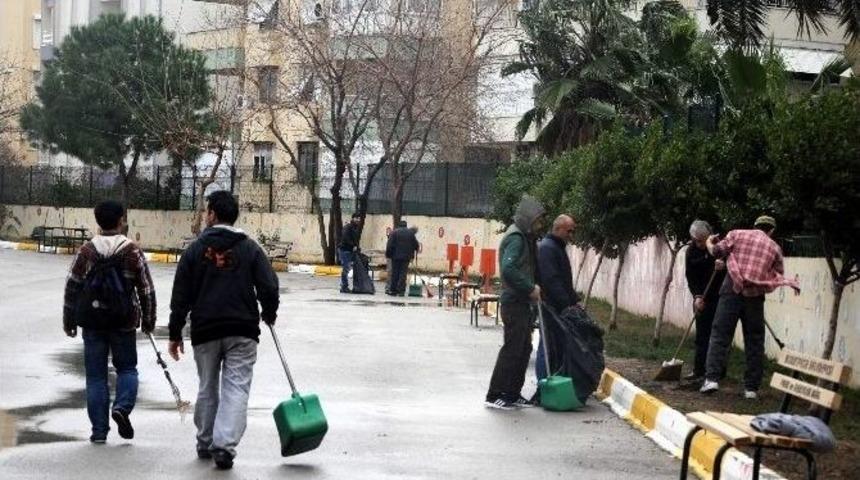(&ouml;zel) Cezalarını Okul Temizleyerek &Ccedil;ekiyorlar