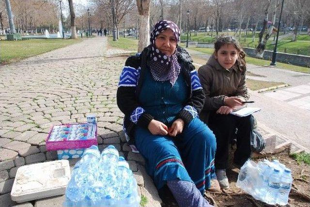 (özel Haber) Parkta Ders Çalışıyor