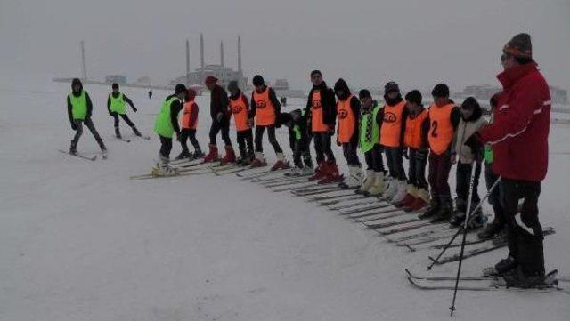 Muş'ta Köy Çocukları Kayak Öğreniyor