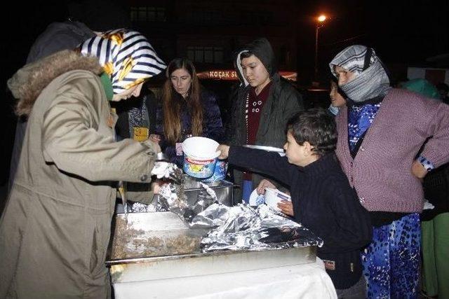 Keçiörenli Gönüllüler Suriyeli Ailelerin Yanında