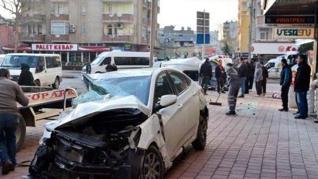 Otomobil Servis Minibüsüyle Çarpıştı; 7 Yaralı