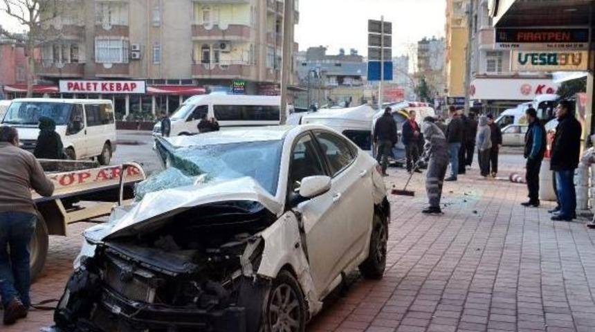 Otomobil Servis Minibüsüyle Çarpıştı; 7 Yaralı